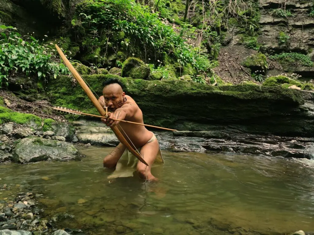 Cacciatore indigeno nella foresta