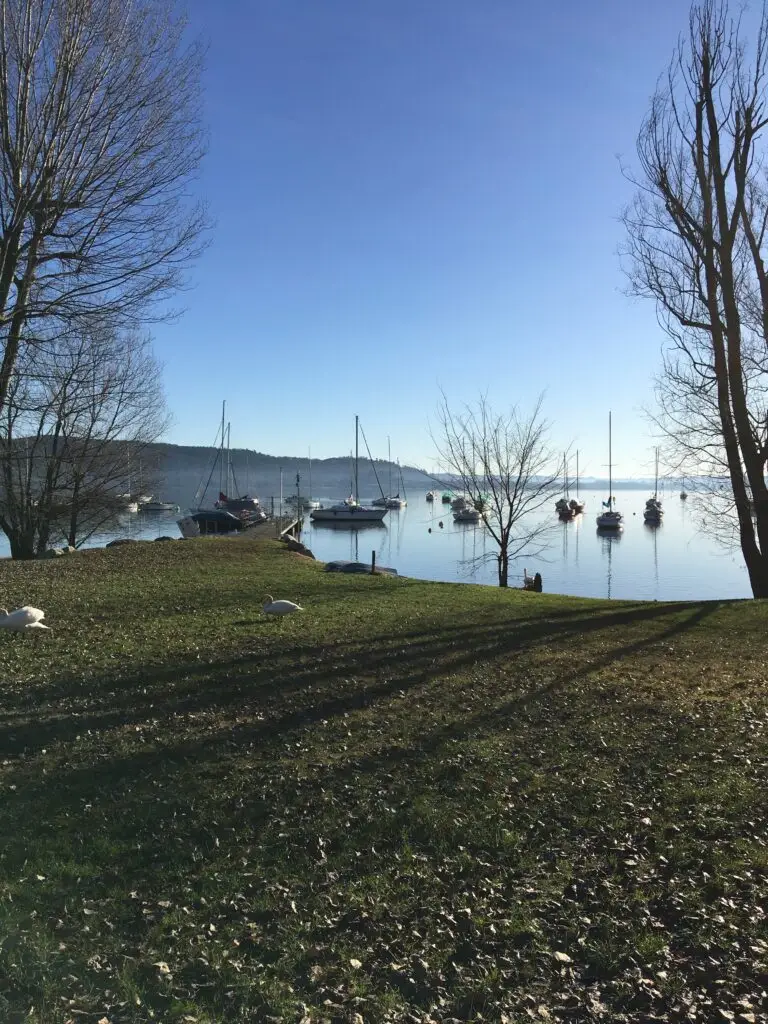 Barche sul lago soleggiato