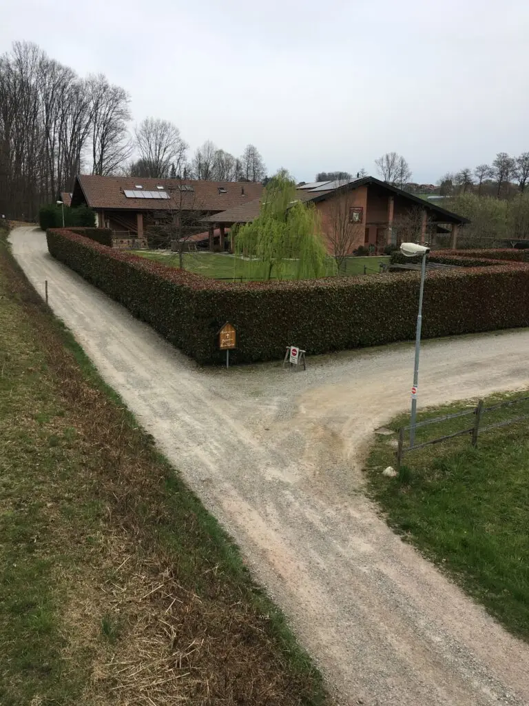 Casa in campagna con siepe