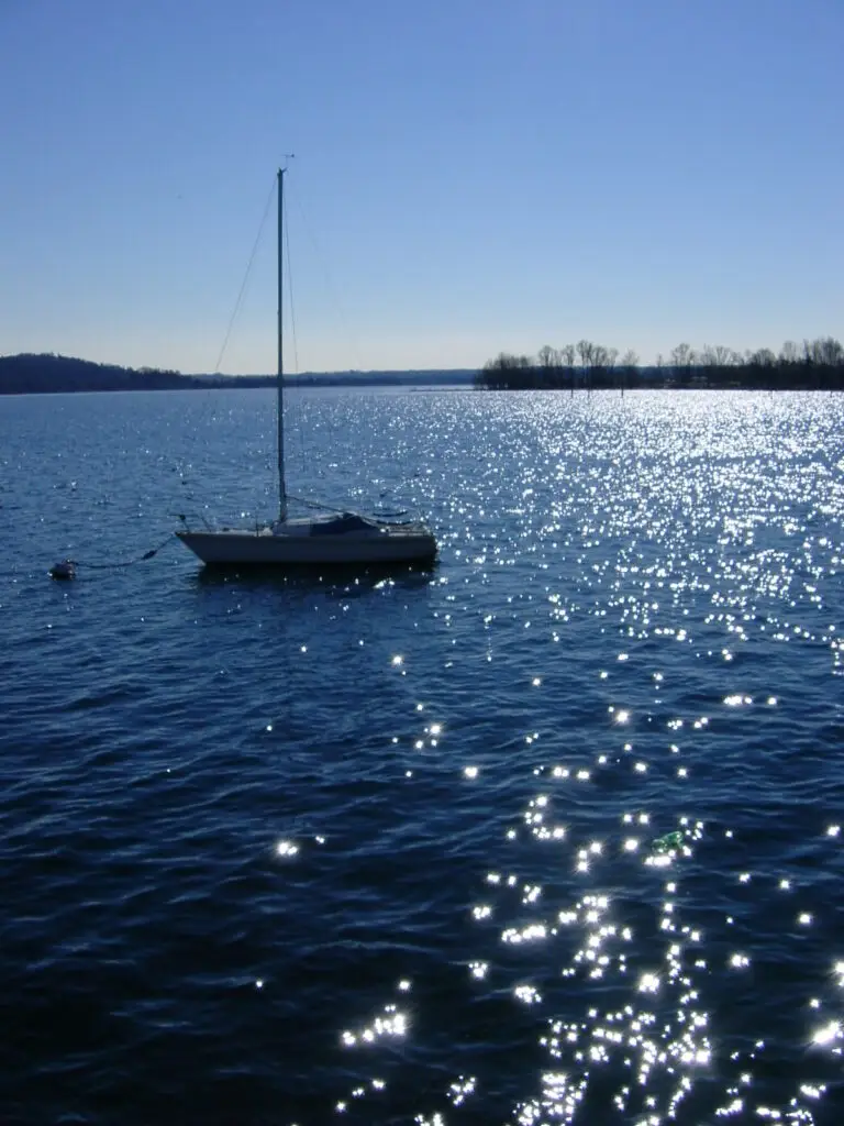 CHI SIAMO Vela solitaria sul mare