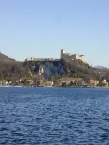 Castello sulla scogliera vista mare