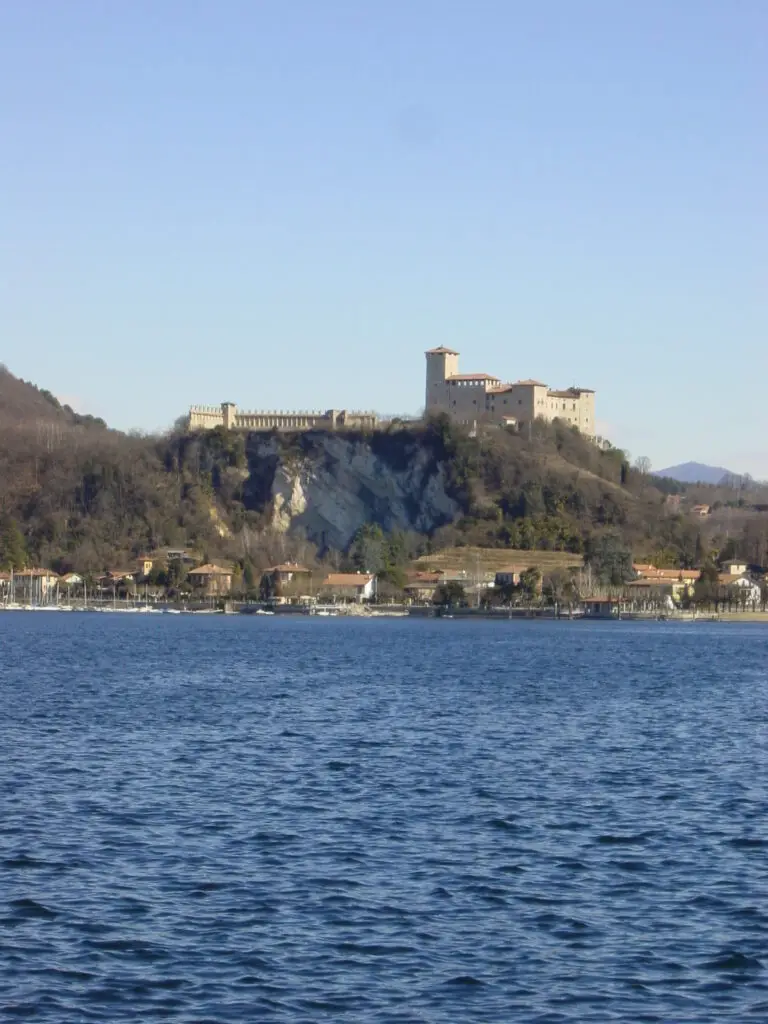Castello sul mare azzurro